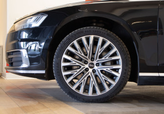 Подержанный автомобиль Audi A8 2022 года (3 фото)