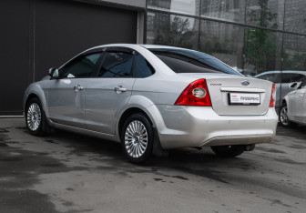 Подержанный автомобиль Ford Focus Sedan 2010 года (6 фото)