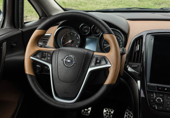 Подержанный автомобиль Opel Astra Wagon 2012 года (15 фото)