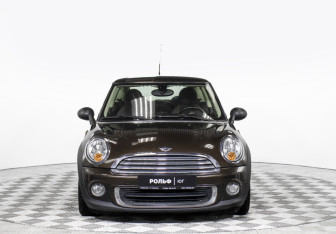 Подержанный автомобиль MINI Hatch 2011 года (2 фото)