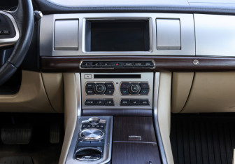 Подержанный автомобиль Jaguar XF Sedan 2014 года (16 фото)