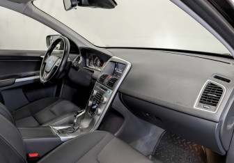 Подержанный автомобиль Volvo XC60 2017 года (12 фото)
