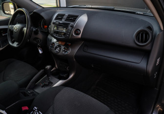 Подержанный автомобиль Toyota RAV4 2012 года (7 фото)