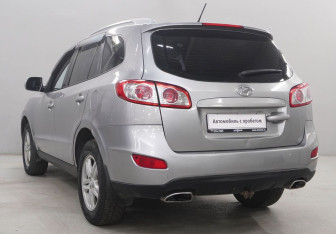 Подержанный автомобиль Hyundai Santa Fe 2010 года (7 фото)