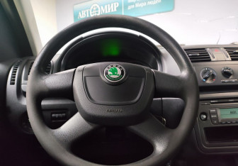 Подержанный автомобиль Skoda Roomster 2011 года (15 фото)