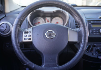 Подержанный автомобиль Nissan Note 2008 года (14 фото)