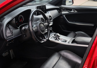 Подержанный автомобиль Kia Stinger 2019 года (16 фото)
