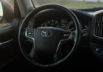 Подержанный автомобиль Toyota Land Cruiser Suv 2020 года (14 фото)