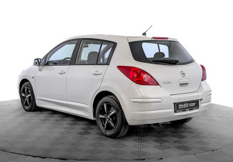 Подержанный автомобиль Nissan Tiida Hatchback 2013 года (7 фото)