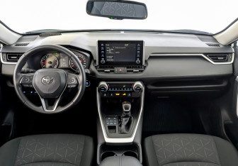 Подержанный автомобиль Toyota RAV4 2021 года (14 фото)