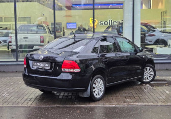 Подержанный автомобиль Volkswagen Polo Sedan 2012 года (8 фото)
