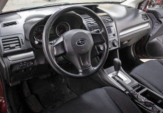 Подержанный автомобиль Subaru XV 2012 года (16 фото)