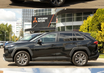 Подержанный автомобиль Toyota RAV4 2025 года (26 фото)
