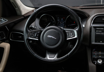 Подержанный автомобиль Jaguar F-Pace 2019 года (12 фото)