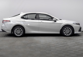Подержанный автомобиль Toyota Camry Sedan 2022 года (4 фото)