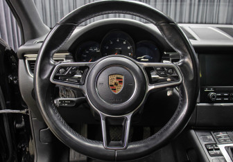 Подержанный автомобиль Porsche Macan 2018 года (17 фото)