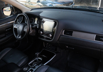 Подержанный автомобиль Mitsubishi Outlander 2021 года (7 фото)