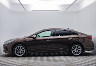 Подержанный автомобиль Hyundai Sonata 2019 года (8 фото)