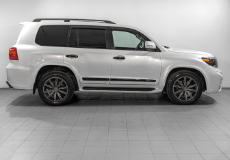 Подержанный автомобиль Toyota Land Cruiser Suv 2015 года (4 фото)