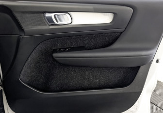 Подержанный автомобиль Volvo XC40 2018 года (24 фото)
