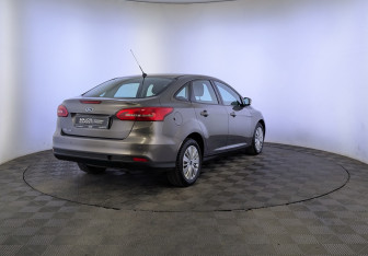 Подержанный автомобиль Ford Focus Sedan 2015 года (5 фото)