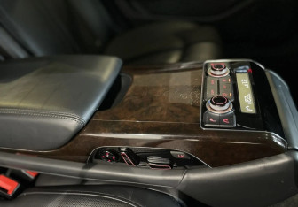 Подержанный автомобиль Audi A8 2015 года (19 фото)