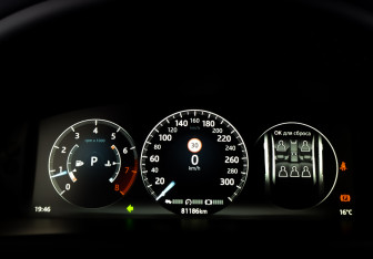 Подержанный автомобиль Jaguar XJ 2017 года (13 фото)