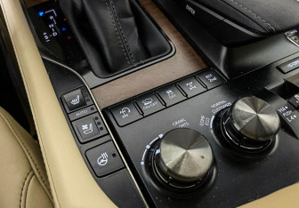 Подержанный автомобиль Lexus LX 2016 года (17 фото)