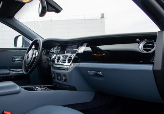 Подержанный автомобиль Rolls-Royce Ghost 2010 года (15 фото)