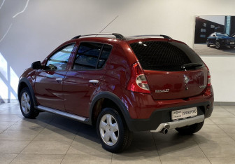 Подержанный автомобиль Renault Sandero 2013 года (7 фото)