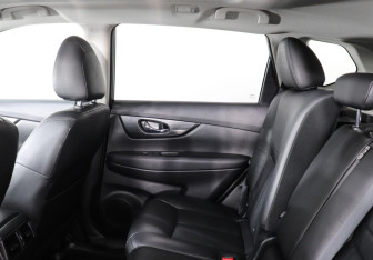 Подержанный автомобиль Nissan X-Trail 2015 года (10 фото)
