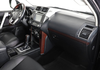 Подержанный автомобиль Toyota Land Cruiser Prado 2013 года (10 фото)