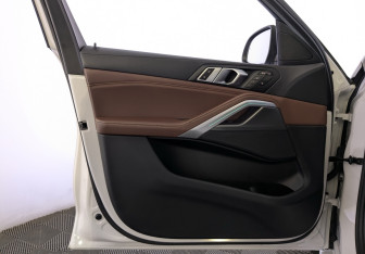 Подержанный автомобиль BMW X6 2022 года (19 фото)