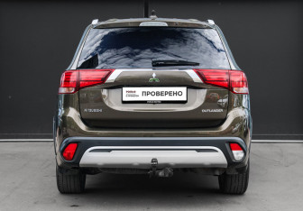 Подержанный автомобиль Mitsubishi Outlander 2019 года (5 фото)
