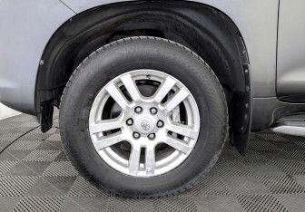 Подержанный автомобиль Toyota Land Cruiser Prado 2013 года (18 фото)