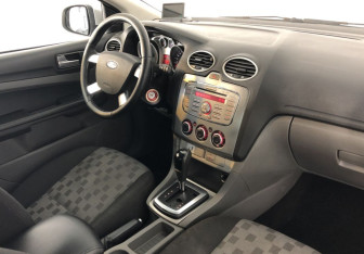 Подержанный автомобиль Ford Focus Hatchback 2009 года (7 фото)