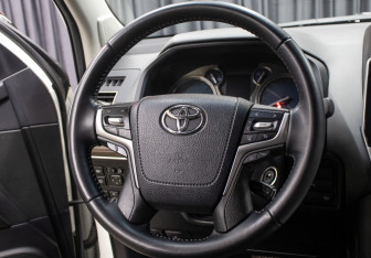 Подержанный автомобиль Toyota Land Cruiser Prado 2022 года (18 фото)
