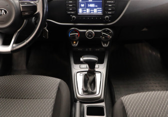 Подержанный автомобиль Kia Rio Hatchback 2018 года (9 фото)