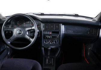 Подержанный автомобиль Audi 80 Sedan 1993 года (12 фото)
