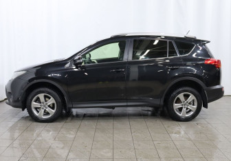 Подержанный автомобиль Toyota RAV4 2015 года (8 фото)