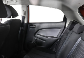 Подержанный автомобиль Mazda 2 Hatchback 2010 года (8 фото)