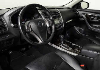 Подержанный автомобиль Nissan Teana 2015 года (10 фото)