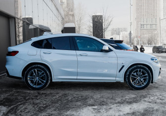 Подержанный автомобиль BMW X4 2018 года (4 фото)