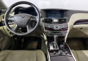 Подержанный автомобиль Infiniti Q70 2015 года (12 фото)