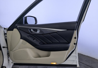 Подержанный автомобиль Infiniti Q50 2014 года (24 фото)