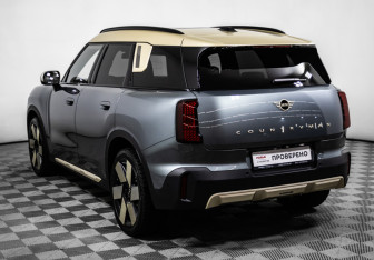 Подержанный автомобиль MINI Countryman 2023 года (7 фото)