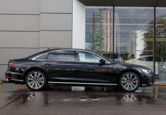 Подержанный автомобиль Audi A8 2023 года (4 фото)