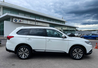Подержанный автомобиль Mitsubishi Outlander 2019 года (4 фото)