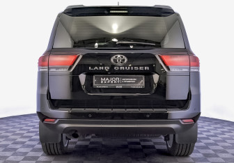 Подержанный автомобиль Toyota Land Cruiser Suv 2022 года (6 фото)