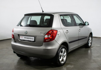 Подержанный автомобиль Skoda Fabia Hatchback 2008 года (5 фото)